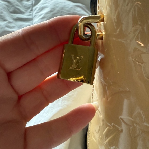 Louis Vuitton Beige Monogram Vernis Lockit PM Bag - Picture 3 of 12